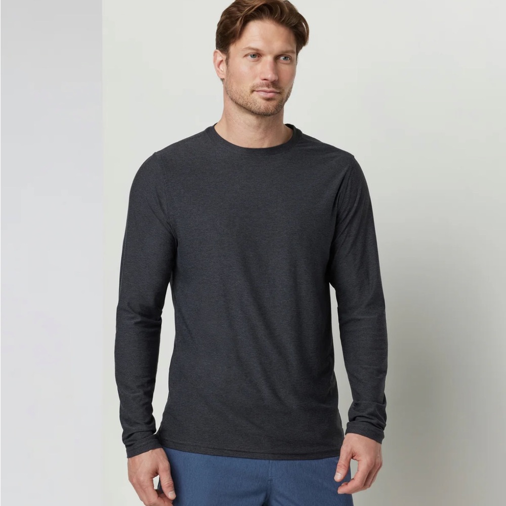Vuori Long-Sleeve Strato Tech Tee in Charcoal Heather Gray